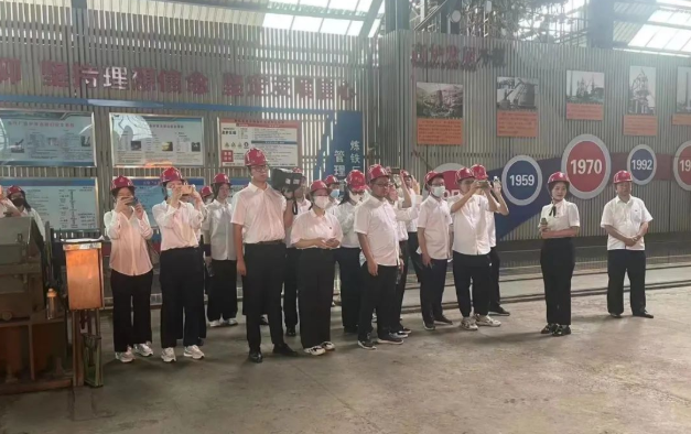 經(jīng)營(yíng)黨工委2022年新入職員工走進(jìn)鋼鐵生產(chǎn)一線(xiàn)