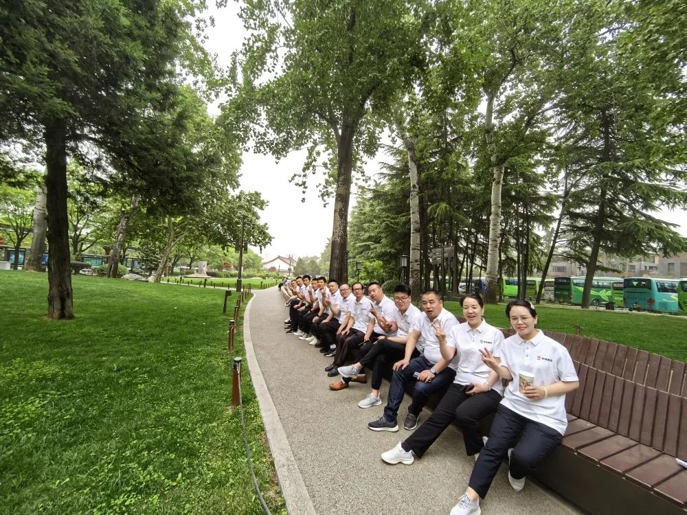 陜鋼集團職工療休養(yǎng)項目首團啟程 陜鋼集團職工療休養(yǎng)項目首團啟程